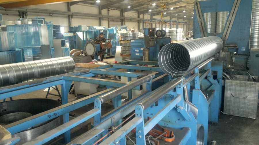 Máy làm ống gió được sử dụng rộng rãi trong ngành sản xuất ống gió phục vụ tại các khu công nghiệp, nhà máy, các tòa nhà cao tầng. Việc xuất hiện ống gió ngày càng phổ biến, có thể thấy máy làm ống gió là thiết bị không thể thiếu trong ngành sản xuất ống gió trong 20 năm qua.