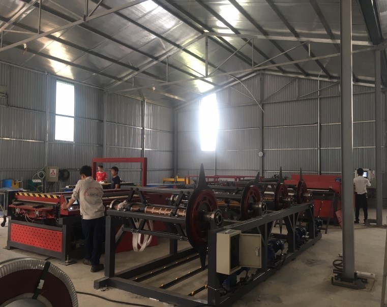   Hình ảnh lắp máy sản xuất ống gió cho nhà xưởng của HVE Việt Nam